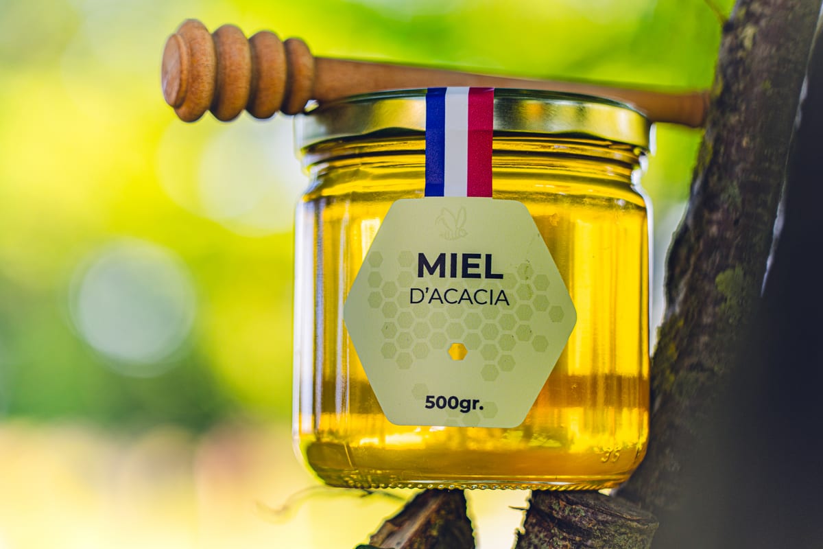 Miel d’acacia : pourquoi reste-t-il liquide si longtemps ?